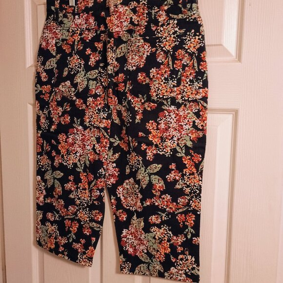 Gloria Vanderbilt Amanda Denim Black Floral Capris, Sz 10, High Rise, New - Picture 2 of 5
